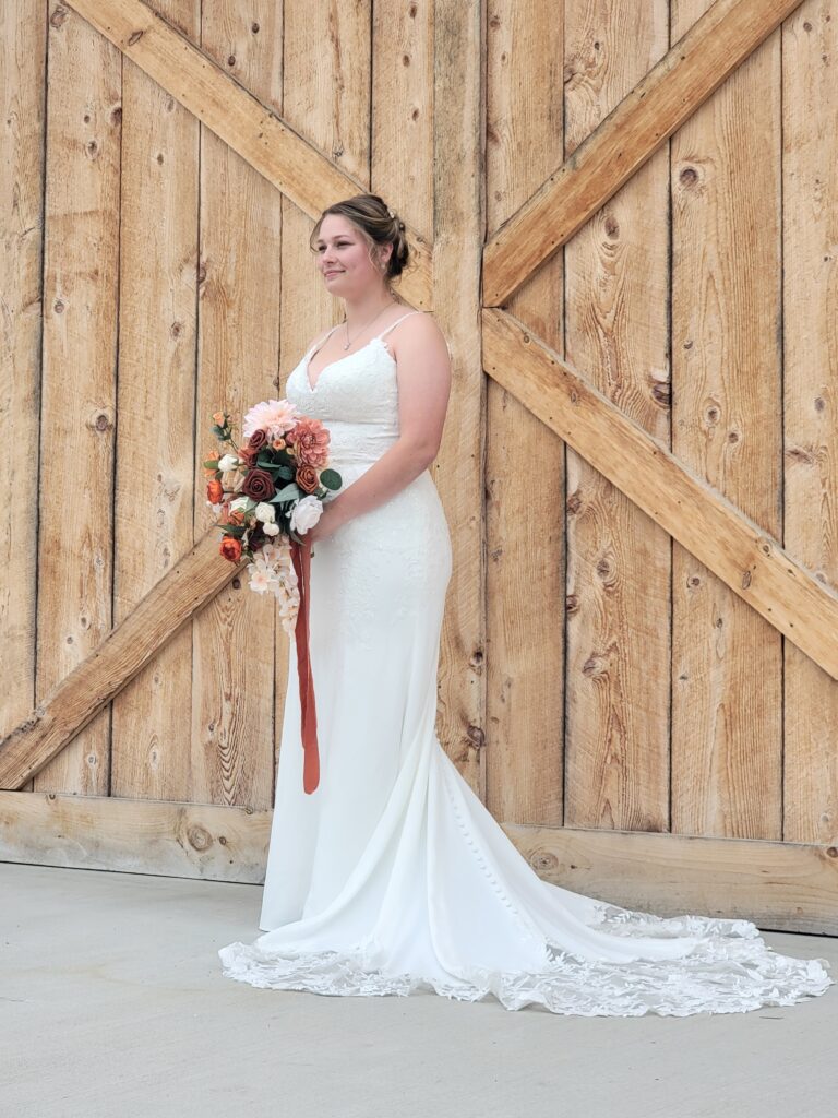Why choose Timber Valley Farm Barn Rental for your wedding celebration?👰♀️ 🤵♂️
Choosing the right setting is crucial, especially for a special wedding. Our venue offers the warmth and elegance needed to complement your holiday romance:
Rustic Charm: Our beautifully timber frame barn offers a unique and enchanting setting for your celebration. With its exposed beams, warm wood accents, and rustic elegance, it creates a truly magical atmosphere.