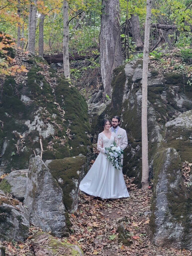 Rustic Charm & Authentic Elegance 🌟
The barn itself is a showstopper! Its weathered wood, exposed beams, and stunning architecture create an authentically rustic atmosphere that’s perfect for a relaxed, intimate, and deeply romantic wedding. We blend country simplicity with refined elegance, allowing your décor to truly shine against the natural backdrop.