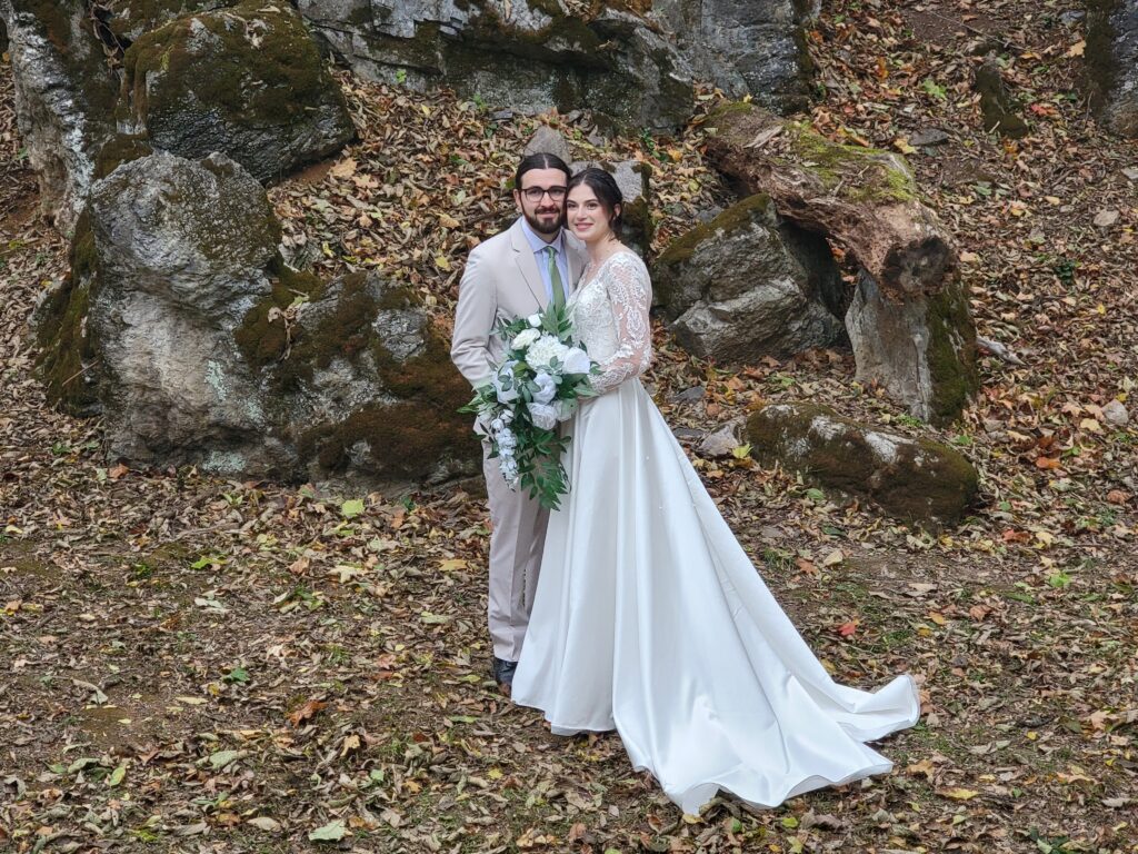 . The Magic of an Incredible View
There is something truly transformative about standing at our outdoor ceremony site. As you look out over the Maryland mountains, the world seems to slow down. This incredible view serves as a natural altar, requiring very little decoration because nature has already done the heavy lifting. It is a photographer's dream and a guest's favorite memory. 📸🌄